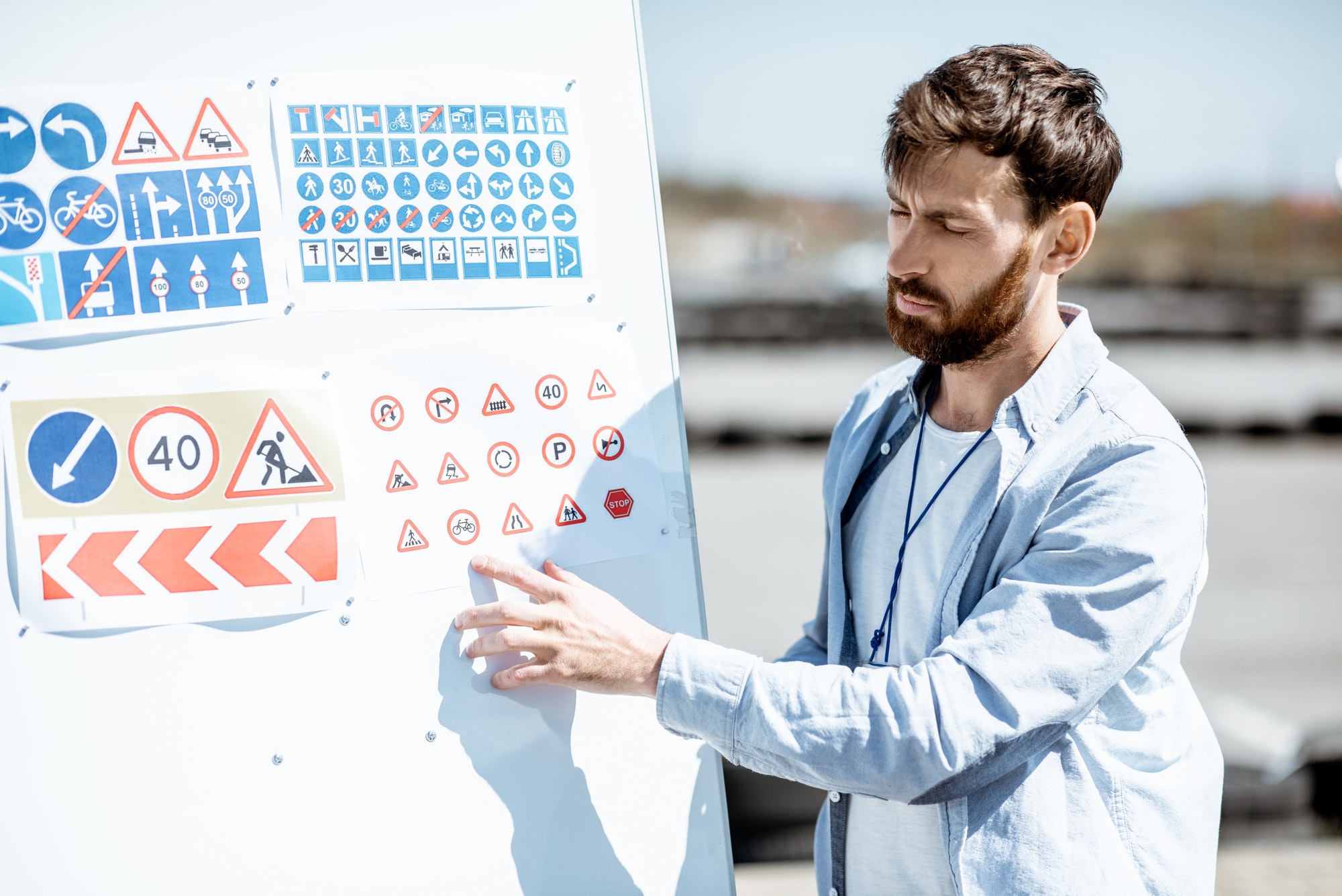 driver-instructor-showing-traffiic-signs.jpg driver-instructor-showing-traffiic-signs.jpg