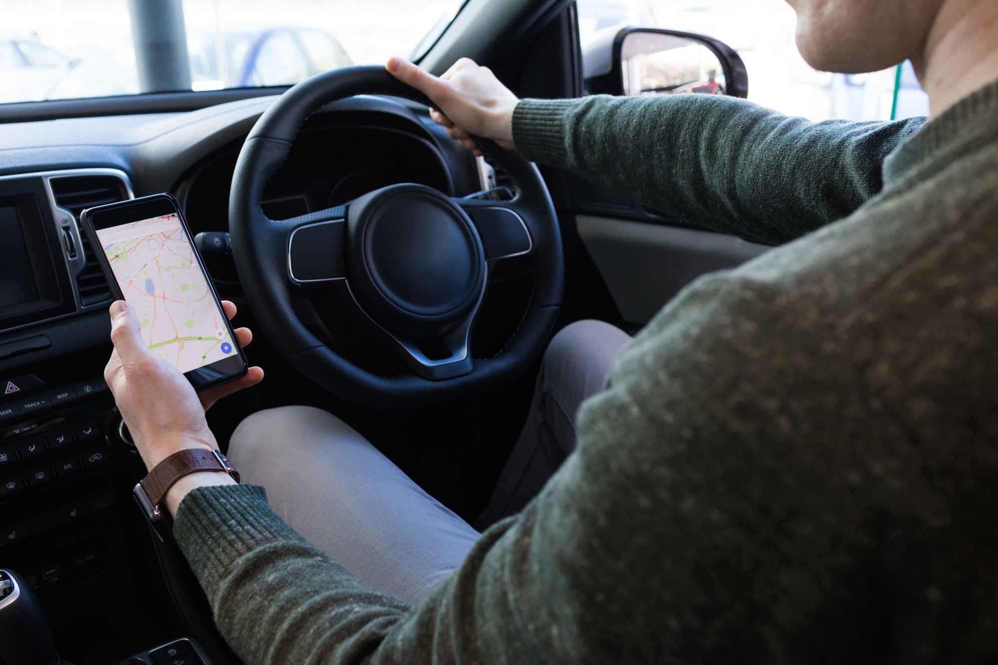 man-using-smartphone-while-driving-car.jpg man-using-smartphone-while-driving-car.jpg