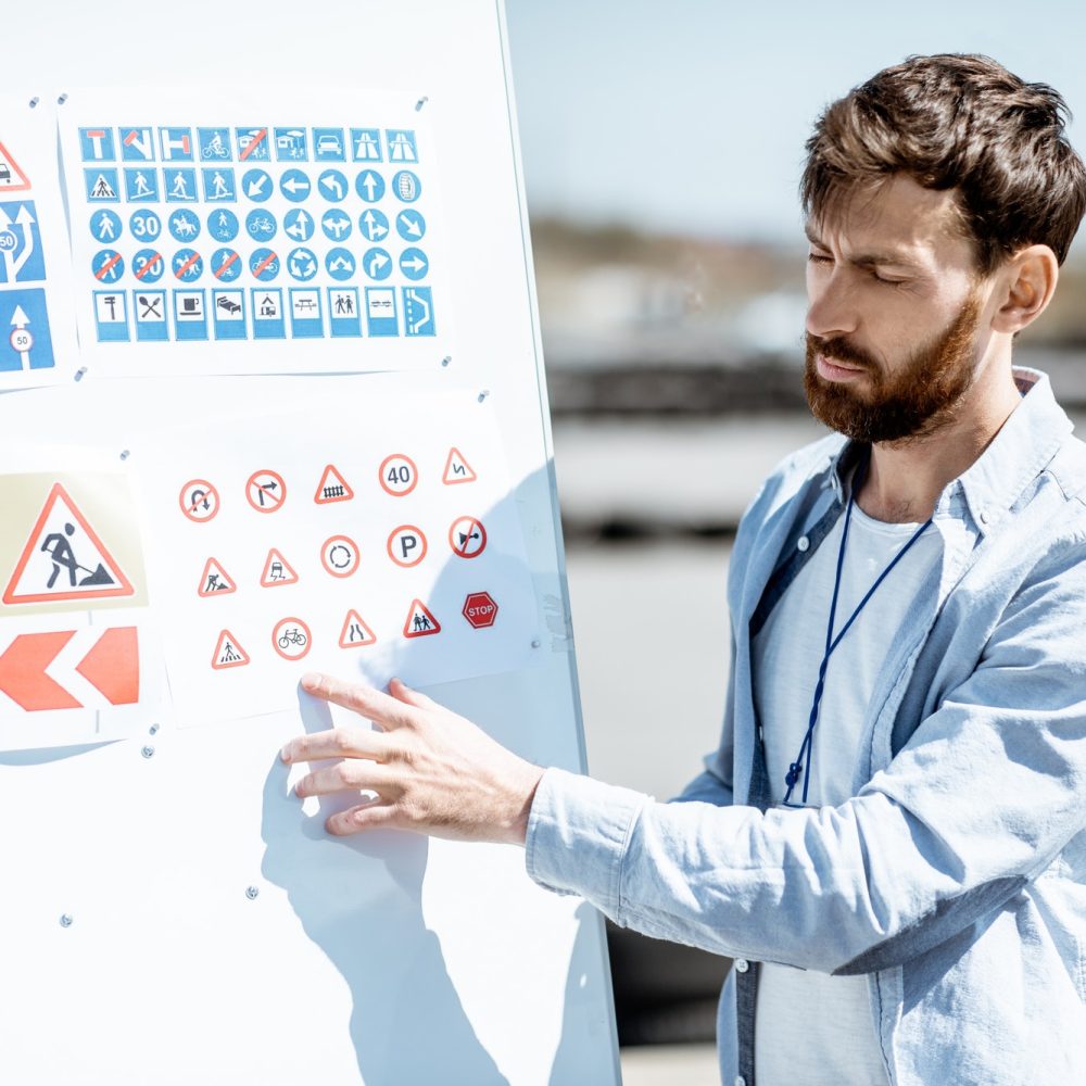 driver-instructor-showing-traffiic-signs.jpg driver-instructor-showing-traffiic-signs.jpg